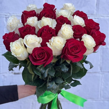 Букет «Баланс» из красных и белых роз - купить с доставкой в по Петровск-Забайкальскому