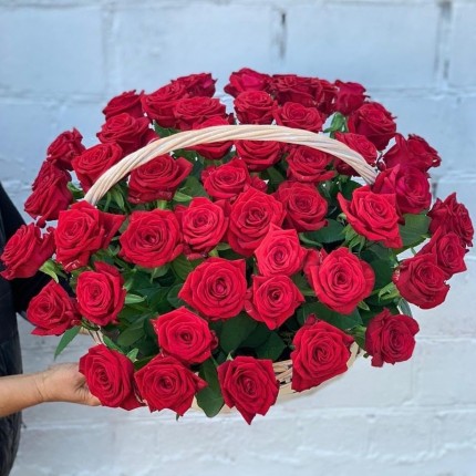 Корзинка "Моей королеве" из красных роз с доставкой в по Петровск-Забайкальскому
