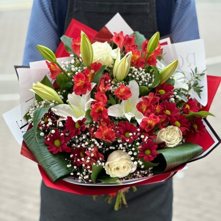 Букет "Вальс" из роз, хризантем и лилии с доставкой в по Петровск-Забайкальскому