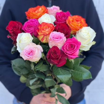 Букет из разноцветных роз с доставкой  в по Петровск-Забайкальскому
